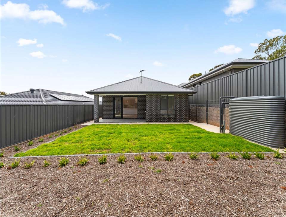 It is a house with 4 bedrooms, 2 bathrooms, and 2 parking spaces.