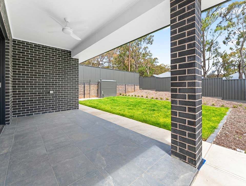 It is a house with 4 bedrooms, 2 bathrooms, and 2 parking spaces.