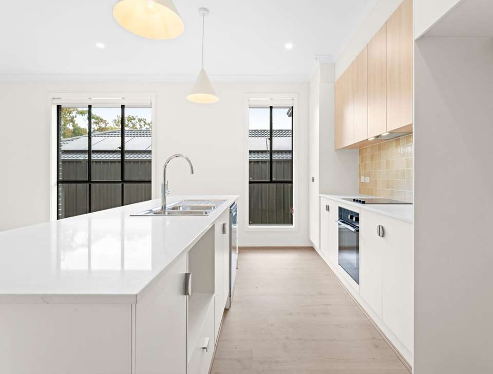 It is a house with 4 bedrooms, 2 bathrooms, and 2 parking spaces.